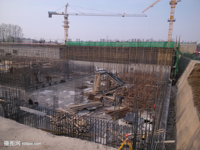 工程施工中的鋼筋現(xiàn)場 構(gòu)筑建筑骨架的關鍵環(huán)節(jié)